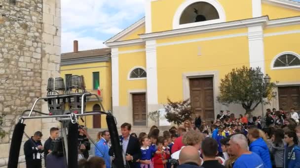 Fragneto モンフォルテ カンパニア州 イタリア 2018 ライ熱気球の第30回国際会議のための Fragneto モンフォルテの広場での Rai インタビュー — ストック動画