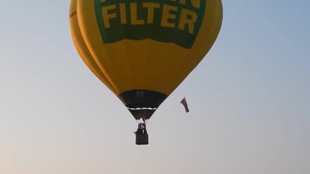 Fragneto Monforte Campania Itália Outubro 2018 Balão Quente Amarelo Decolando — Vídeo de Stock