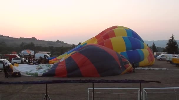 Fragneto Monforte Campania Itália Ottobre 2018 Mongolfiere Multicolore Durante Gonfiaggio — Vídeo de Stock