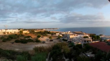 Polignano a Mare, Puglia, Italya-8 Eylül 2018: Polignano a Mare 'de güneşin doğuşunda değişken gökyüzünün zaman aşımı