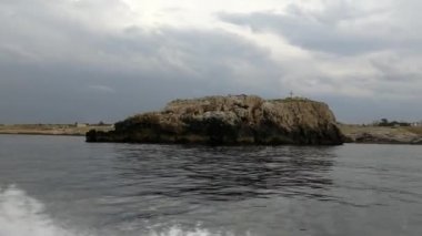 Polignano a Mare, Puglia, Italya-7 Eylül 2018:, motor teknesinden Scoglio Dell 'Eremita 'ya genel bakış