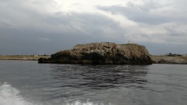 ポリニャーノマーレ プーリア イタリア 月7日 2018 モーターボートからの Scoglio Dell Eremita の概要 — ストック動画