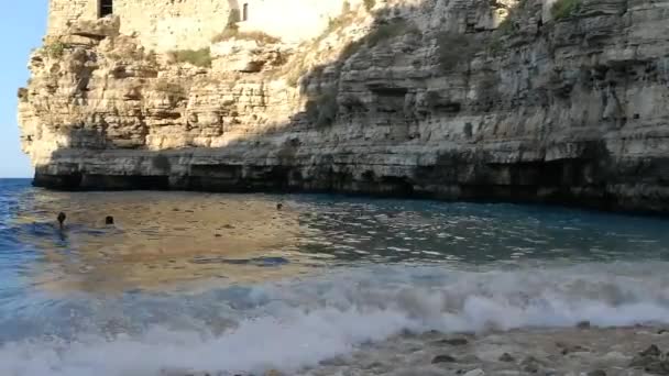 Polignano Mare Puglia Italië September 2018 Cala Monachile Beach Shore — Stockvideo