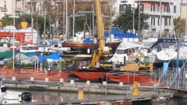 Salerno, Campania, İtalya - 6 Aralık 2018: Tekneyi sudan çıkarırken iskele vinçleri