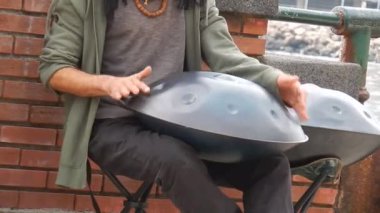 Salerno, Campania, Italya-6 Aralık 2018: Salerno kıyısında El Pan perküsyon