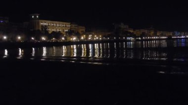 Salerno, Campania, Italya-6 Aralık 2018: Santa Teresa plajından gece Panoraması