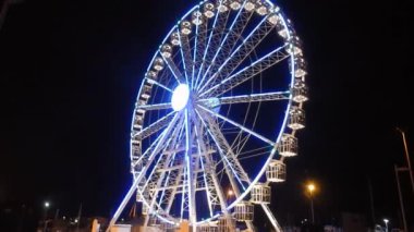 Salerno, Campania, İtalya - 6 Aralık 2018: Lungomare Trieste 'den Piazza della Concordia' da aydınlatılmış dönme dolap