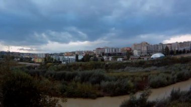 Benevento 'da calore nehrinde bulutlar ve rüzgara zaman atlamalı
