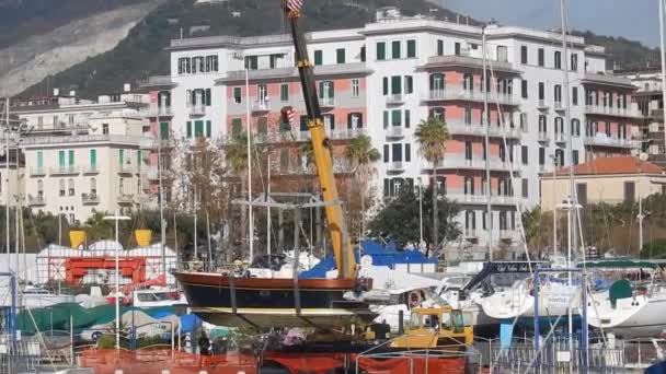 Salerno Campania Itália Dezembro 2018 Guindastes Portuários Levantar Barco Para — Vídeo de Stock