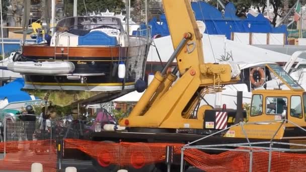 Salerno Campania Itália Dezembro 2018 Guindastes Portuários Levantar Barco Para — Vídeo de Stock