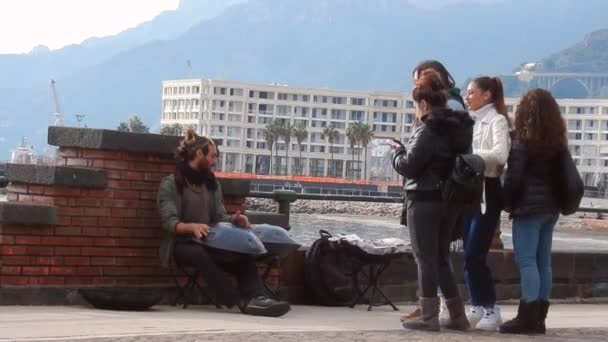 Salerno Kampanien Italien December 2018 Handpan Slagverkare Vid Vattnet Salerno — Stockvideo