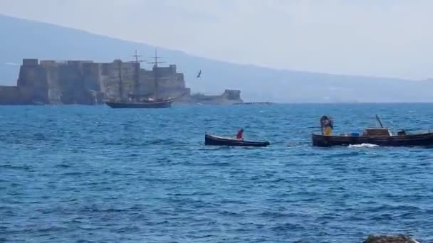 Neapel Kampanien Italien März 2019 Fischerboote Castel Dell Ovo — Stockvideo