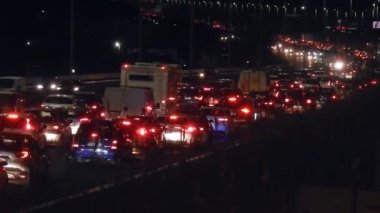 Roma, Lazio, İtalya - 29 Mart 2019: Büyük çevre yolunda gece trafiği