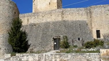 Pettorano Sul Gizio, Abruzzo, Italya-15 Mart 2019: kale meydanının panoramik çekimi