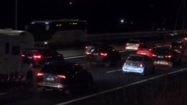 Roma, Lazio, İtalya - 29 Mart 2019: Büyük çevre yolunda gece trafiği
