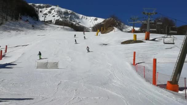 Roccaraso Aquila Abruzzo Olaszország Március 2019 Síelők Macchione Síközpont Lejtőjén — Stock videók