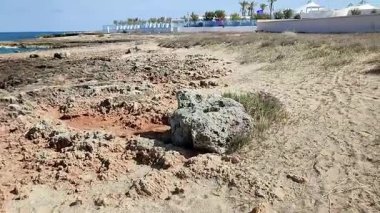 Ostuni, Puglia, İtalya 17 Eylül 2025: Kosta Merlata 'nın engebeli kayalıkları boyunca uzanan küçük altın kumsal