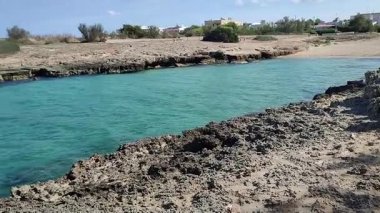 Ostuni, Puglia, İtalya 17 Eylül 2025: Kosta Merlata 'nın engebeli kayalıkları boyunca uzanan küçük altın kumsal