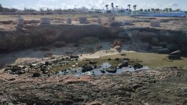 Ostuni, Puglia, İtalya 17 Eylül 2025: Kosta Merlata 'nın engebeli kayalıkları boyunca uzanan küçük altın kumsal