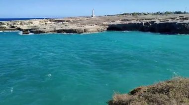 Roca Vecchia, Puglia, İtalya 19 Eylül 2025: Grotta della Poesia ile arkeolojik bölgenin uçurumu