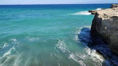 Roca Vecchia, Puglia, İtalya 19 Eylül 2025: Grotta della Poesia ile arkeolojik bölgenin uçurumu