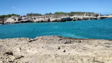 Roca Vecchia, Puglia, İtalya 19 Eylül 2025: Grotta della Poesia ile arkeolojik bölgenin uçurumu