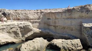 Roca Vecchia, Puglia, İtalya 19 Eylül 2025: Grotta della Poesia ile arkeolojik bölgenin uçurumu