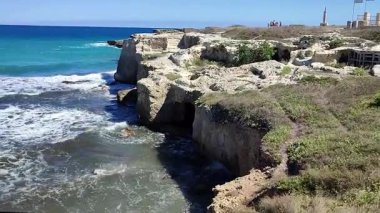 Roca Vecchia, Puglia, İtalya 19 Eylül 2025: Grotta della Poesia ile arkeolojik bölgenin uçurumu