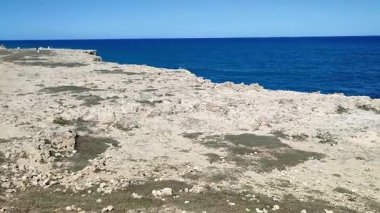 Roca Vecchia, Puglia, İtalya 19 Eylül 2025: Grotta della Poesia ile arkeolojik bölgenin uçurumu