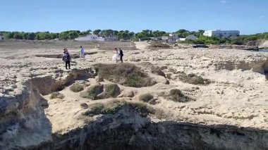 Roca Vecchia, Puglia, İtalya 19 Eylül 2025: Grotta della Poesia ile arkeolojik bölgenin uçurumu