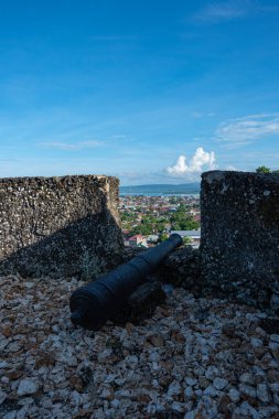 Buton Sarayı 'nın Tarihi Topları Modern Şehir Manzarasına Bakar Zamanın Karşıtlığını Yakalar