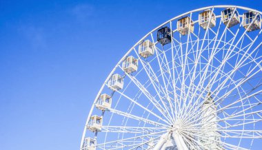 dönme dolap temiz bir gökyüzü arka plan üzerinde