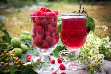 buz ve ahududu meyve suyu