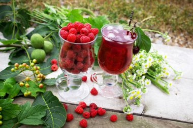 buz ve ahududu meyve suyu