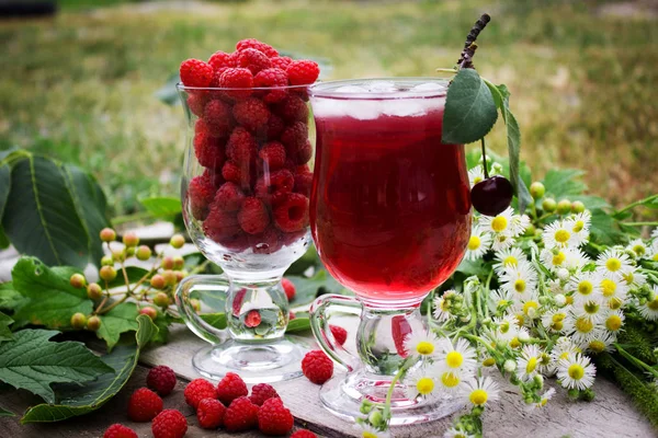 buz ve ahududu meyve suyu