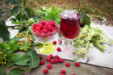 buz ve ahududu meyve suyu