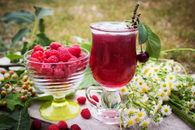 buz ve ahududu meyve suyu