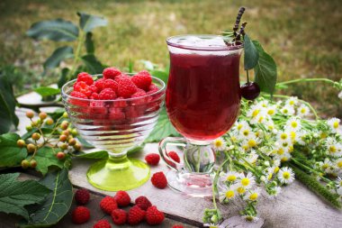 buz ve ahududu meyve suyu