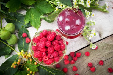 buz ve ahududu meyve suyu