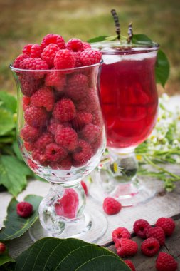 buz ve ahududu meyve suyu