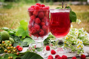 buz ve ahududu meyve suyu