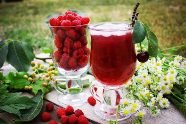 buz ve ahududu meyve suyu