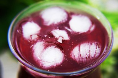 buz ve ahududu meyve suyu