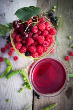 buz ve ahududu meyve suyu