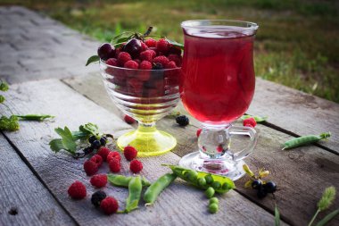 buz ve ahududu meyve suyu