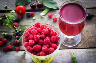 buz ve ahududu meyve suyu