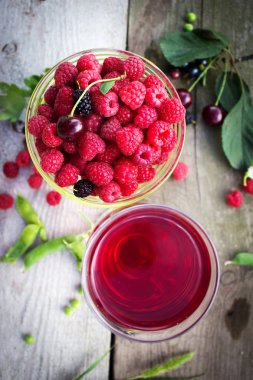 buz ve ahududu meyve suyu