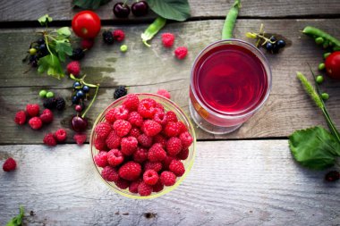 buz ve ahududu meyve suyu