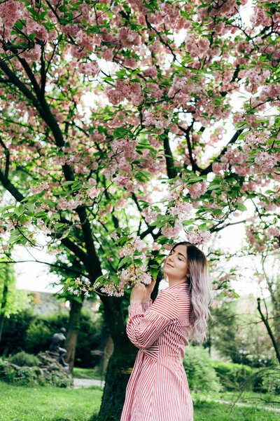 Beautiful Young Woman Enjoying Sunny Day Park Cherry Blossom Season — Stock Photo, Image