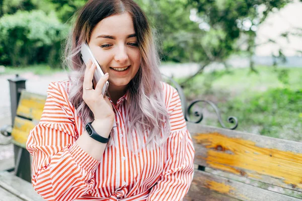 Park güneşli günde kiraz çiçeği mevsiminde zevk güzel genç kadın